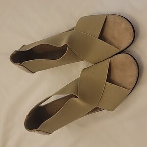 Charleston Shoe Beige Heels Size 7